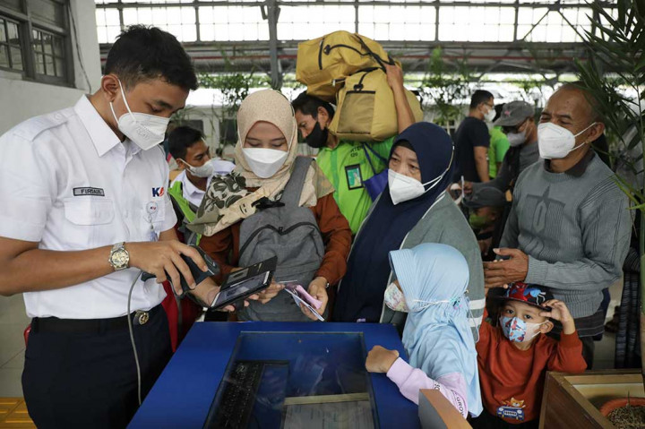 Jelang Nataru, Stasiun Pasar Senen Dipadati Calon Penumpang