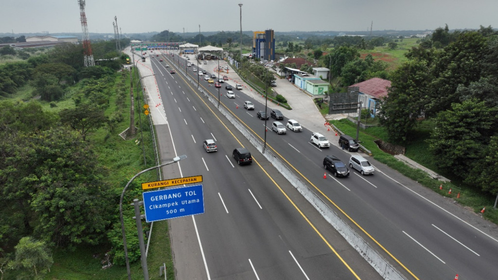 Sejumlah kendaraan melintas di Jalan Tol Jakarta Cikampek pada H-4 Hari Raya Natal 2022. Source: Jasa Marga