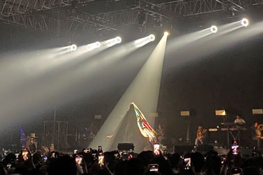 Aksi Teatrikal dalam Konser Tunggal Nadin Amizah, Gambarkan Proses Kelahiran di Atas Panggung