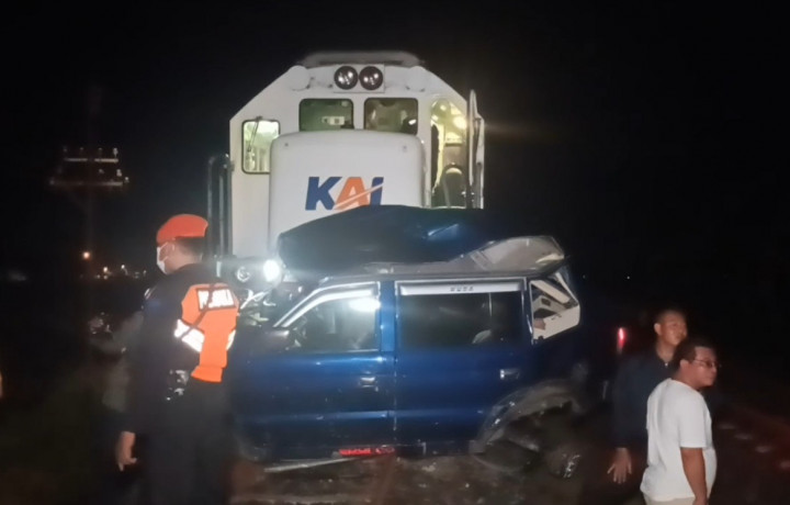 Mobil vs Kereta Api di Ngawi, 3 Orang Tewas