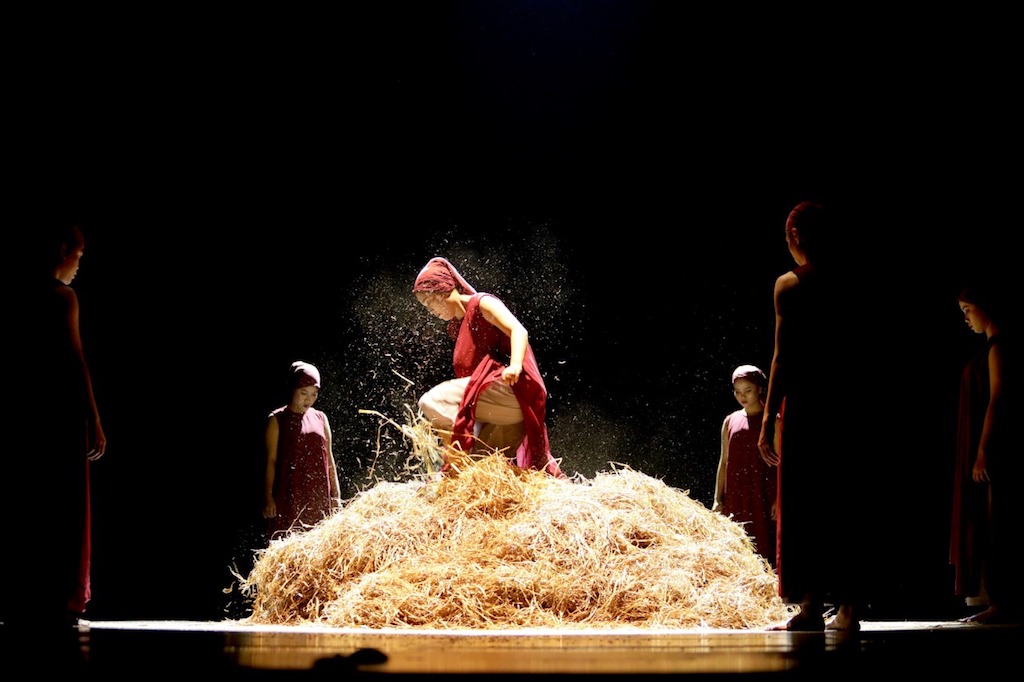 Koreografer Hartati menampilkan karya terbarunya berjudul “Jarum dalam Jerami” di ajang Jakarta International Contemporary Dance Festival (JICON) 2022 (Foto:Dok)