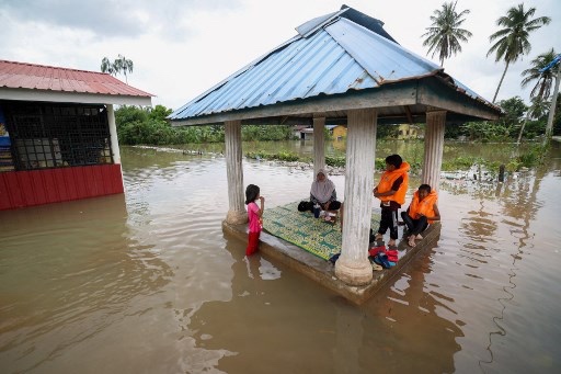 Banjir yang terjadi di Malaysia membuat warga kesusahan. Foto: AFP