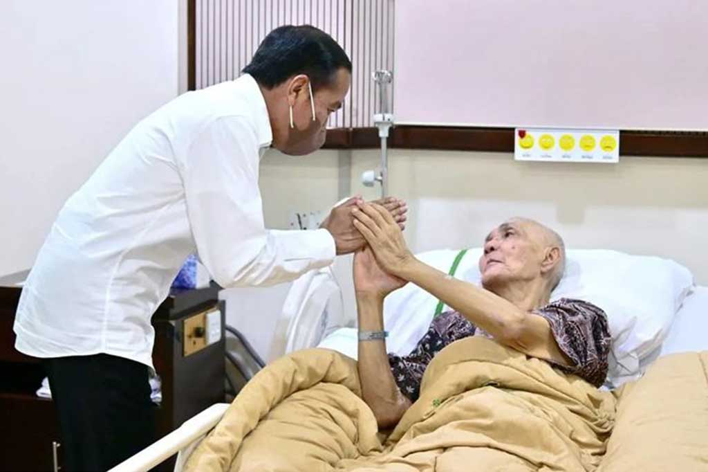 Momen Jokowi Bezuk Try Sutrisno di RSPAD Gatot Soebroto