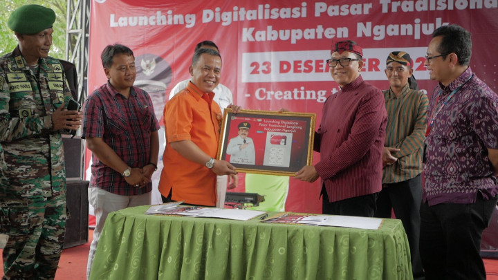 Pos Indonesia Bersama Kemendag Resmikan Digitalisasi Pasar Rakyat Lengkong di Nganjuk