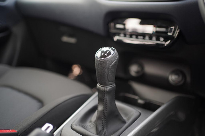 Kebiasaan yang Wajib Dilakukan Pengemudi Mobil Manual (Part 1)