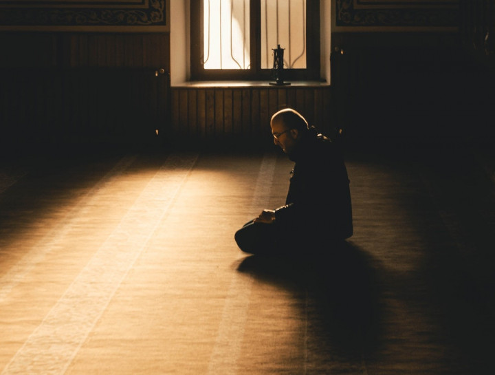 Arti Tafakkur dalam Islam, Keutamaan, dan Cara Menerapkan