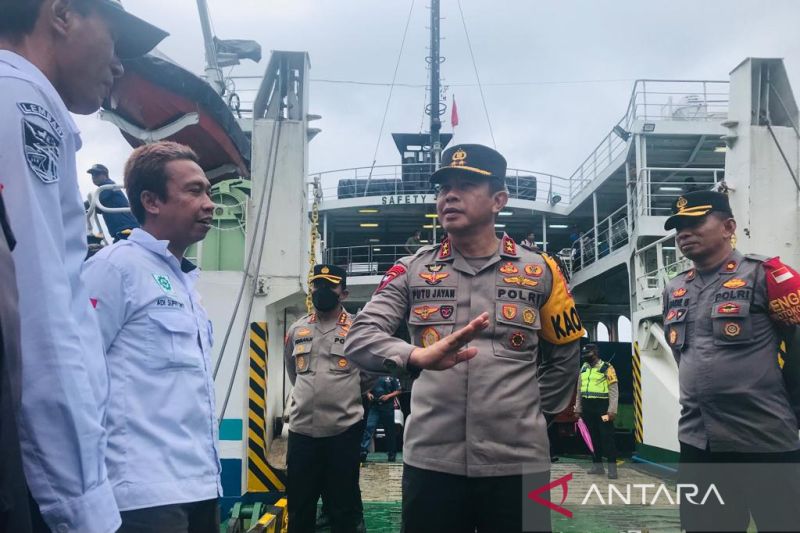 Kepala Kepolisian Daerah Bali Inspektur Jenderal Polisi Putu Jayan Danu Putra meninjau kesiapan pos pengamanan terpadu di Pelabuhan Padang Bai, Karangasem, Bali, Jumat (23/12/2022). ANTARA/Rolandus Nampu