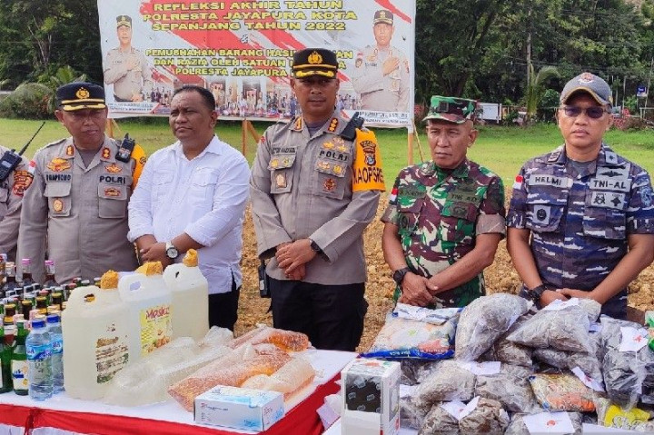 Ribuan Botol Miras hingga 18 Kg Ganja Dimusnahkan di Polres Jayapura