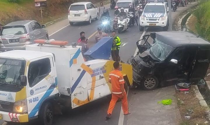Gagal Menyalip, Truk Hantam Minibus hingga Tewaskan 1 Orang di Cirebon