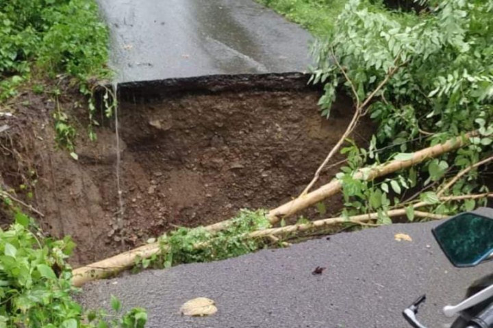 Ruas Jalan Raya di Lombok Tengah Putus Setelah Hujan Lebat