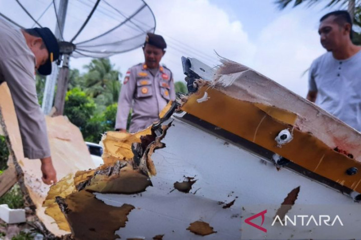 Warga Natuna Temukan Serpihan Mirip Badan Pesawat