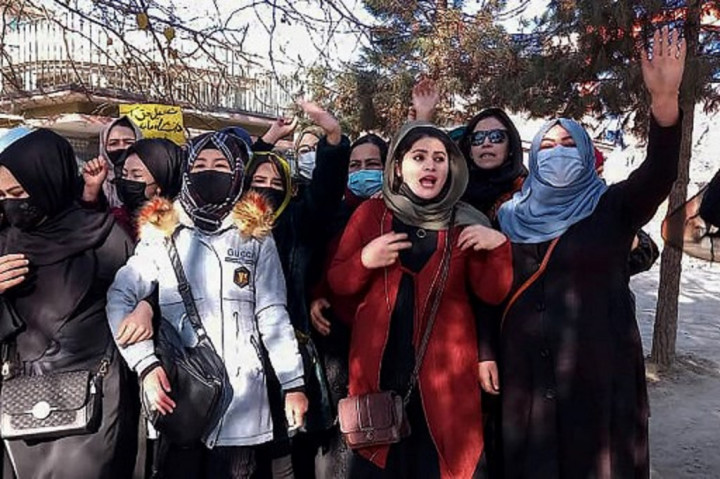 Taliban Gunakan Kawat Berduri untuk Halau Perempuan dari Universitas