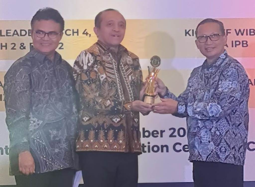 Sekjen KLHK KLHK, Bambang Hendroyono (tengah) saat menerima penghargaan. Foto: Dok KLHK