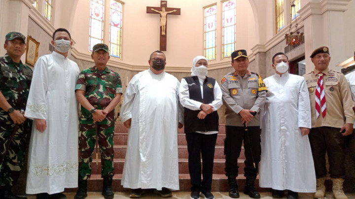 Tinjau Gereja di Surabaya, Khofifah Pastikan Ibadat Natal Aman dan Nyaman