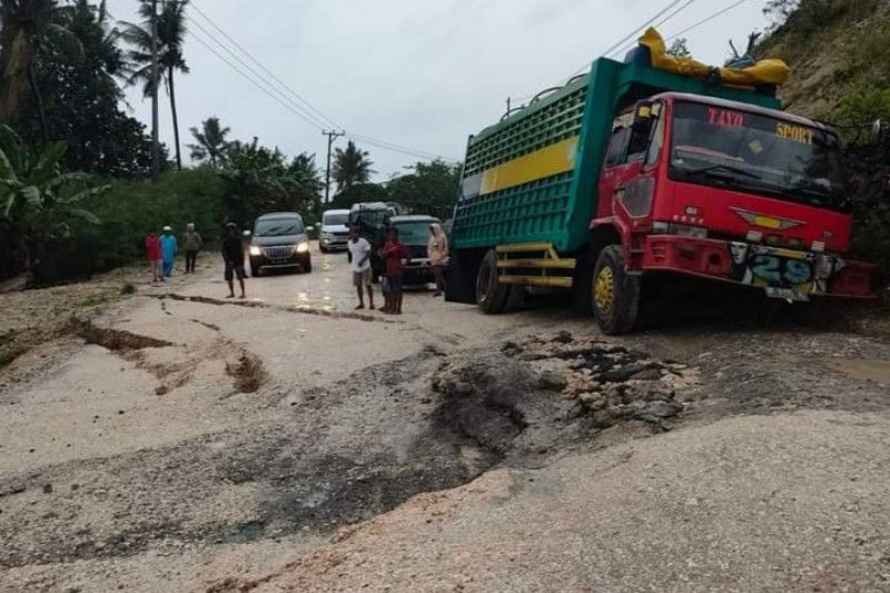 Diguyur Hujan Deras, Trans Sulawesi di Majene Ambles