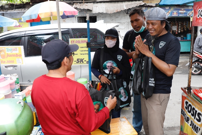 Peduli Kesejahteraan, Masyarakat dan Pedagang Pasar di Sidoarjo Dapat Bantuan Sembako