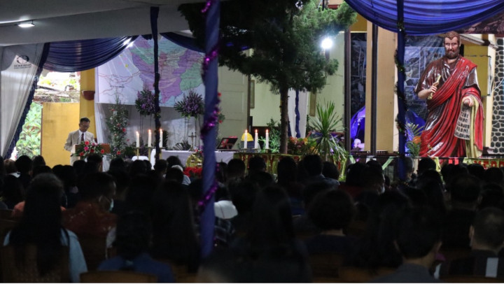 Bangunan Utama Rusak, Umat Nasrani di Cianjur Rayakan Natal di Depan Halaman Gereja