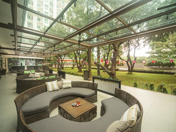 Konsep menikmati makanan tradisional dengan konsep ruang terbuka hijau yang ditawarkan Jade Lounge & Terrace. (Foto: Dok. Swissbel Residences Kalibata)