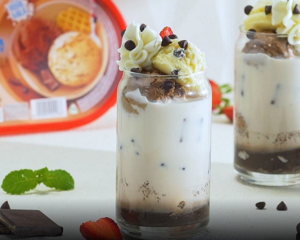 Sontek minuman lezat dari cokelat, ice milky chocolate chips yang bisa segarkan suasana Natal. (Foto: Dok. Endeus TV)