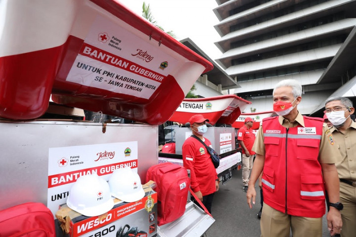 Bantu Penanganan Bencana, Perahu hingga APD Diserahkan ke PMI Jateng