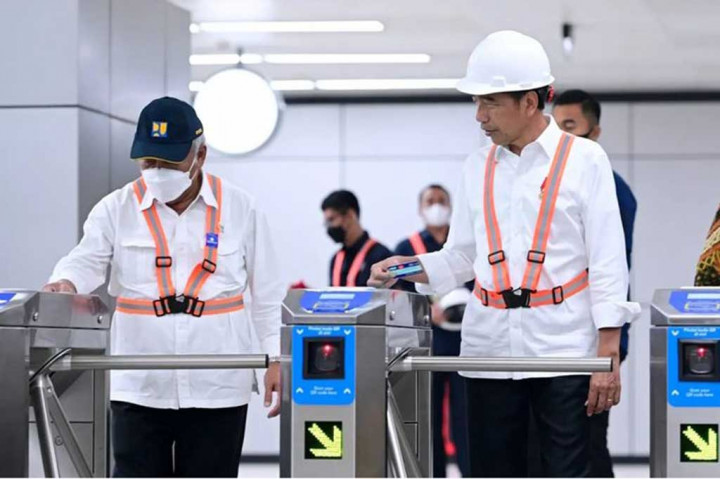 Jajal LRT, Jokowi: Sangat Cepat dan Tanpa Masinis