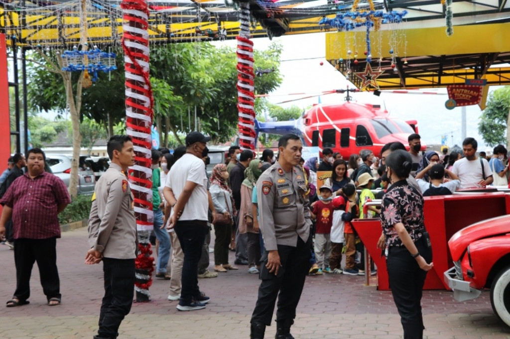 Kapolres Batu, AKBP Oskar Syamsuddin, saat meninjau langsung tempat-tempat wisata di wilayah hukum Polres Batu, Senin 26 Desember 2022.