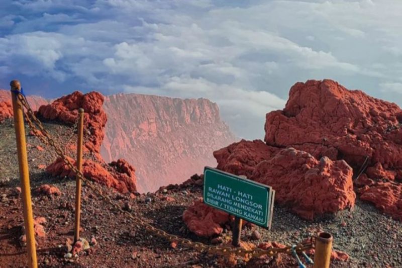 Bibir Kawah Gunung Kerinci Retak 3-4 Meter Pascaerupsi