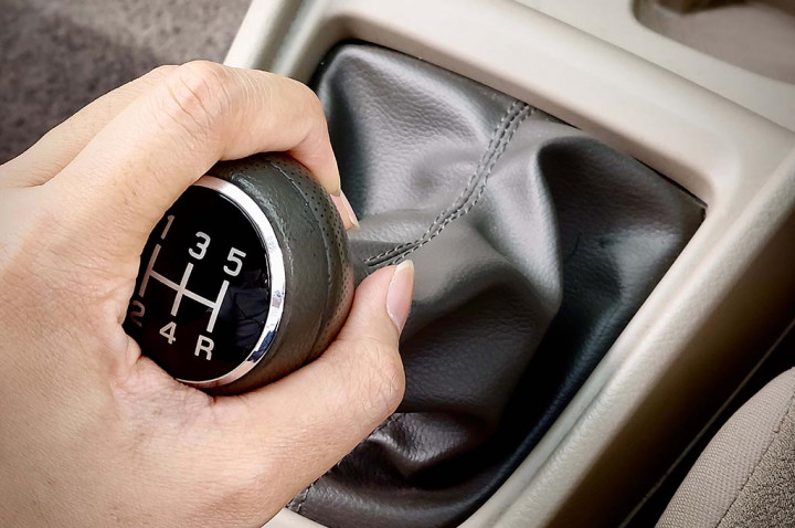 Kebiasaan yang Wajib Dilakukan Pengemudi Mobil Manual (Part 2/End)