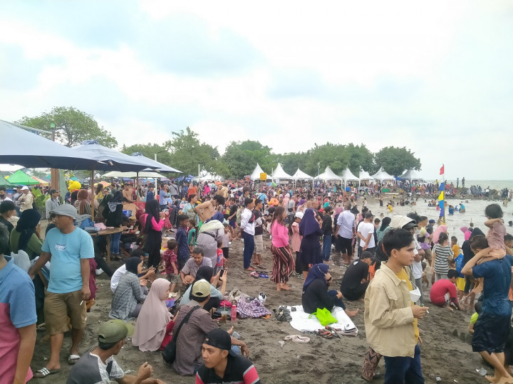 Ingin Berwisata Akhir Tahun ke Air Terjun atau Pantai? Hati-Hati Potensi Cuaca Ekstrem