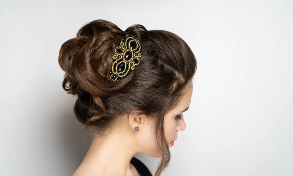 Pilihan model rambut layer pendek banyak digemari, karena bisa memberi kesan tegas, elegan, dan juga manis secara bersamaan (Foto:Hotelier.id)