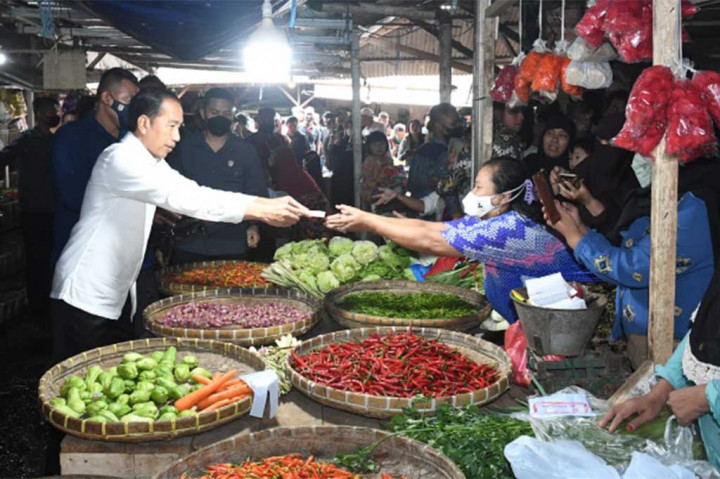 Momen Jokowi Serahkan Bansos untuk Pedagang Pasar Baru Subang