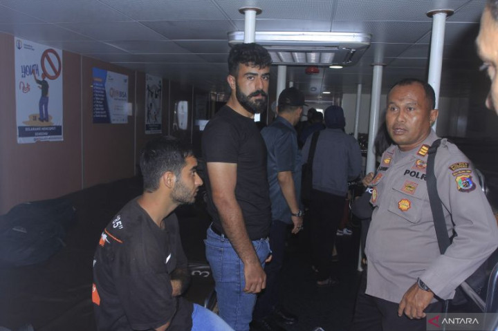 13 WNA Irak yang Terdampar di Kupang Masuk Secara Legal