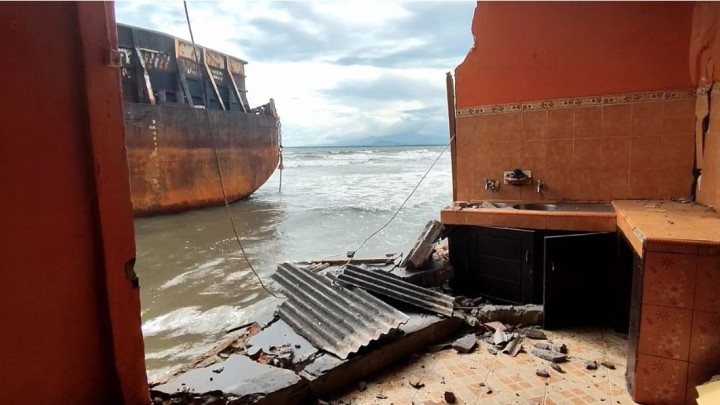 Terseret Ombak, Kapal Tongkang Tabrak Rumah Warga di Pesisir Bulukumba