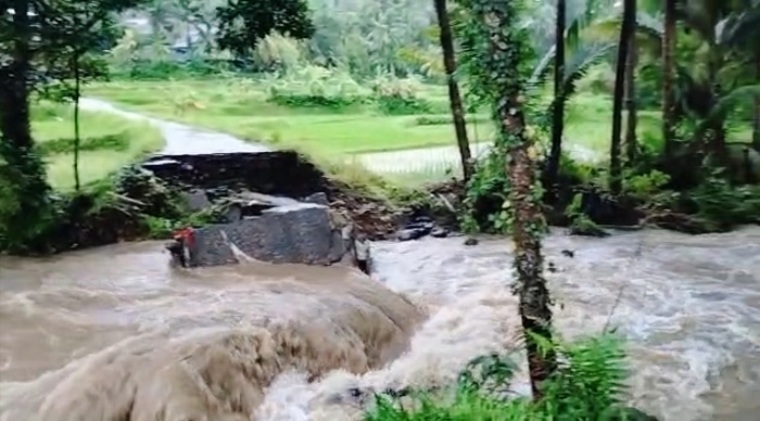 Jembatan Antardesa di Pulau Bawean Roboh Diterjang Banjir