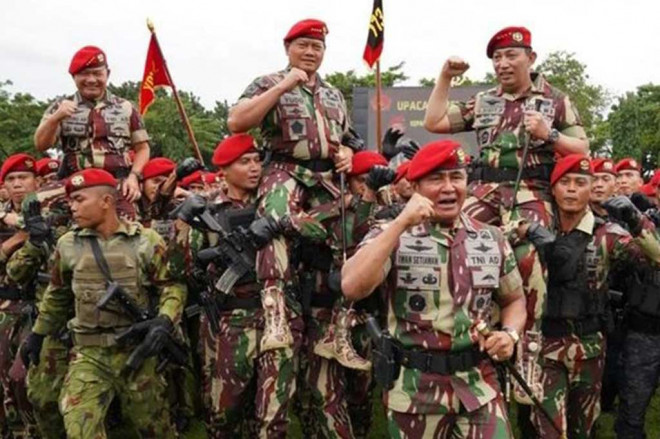 Panglima TNI Laksamana Yudo Margono dan Kapolri Jenderal Listyo Sigit Prabowo menerima baret merah dan brevet komando dari pasukan elite Komando Pasukan Khusus (Kopassus) TNI Angkatan Darat. Brevet tersebut disematkan Danjen Kopassus Mayjen Iwan Setiawan.
