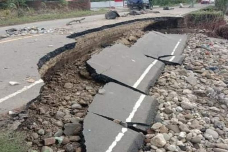 Ruas Jalan di Majene Rusak Diterjang Gelombang Pasang