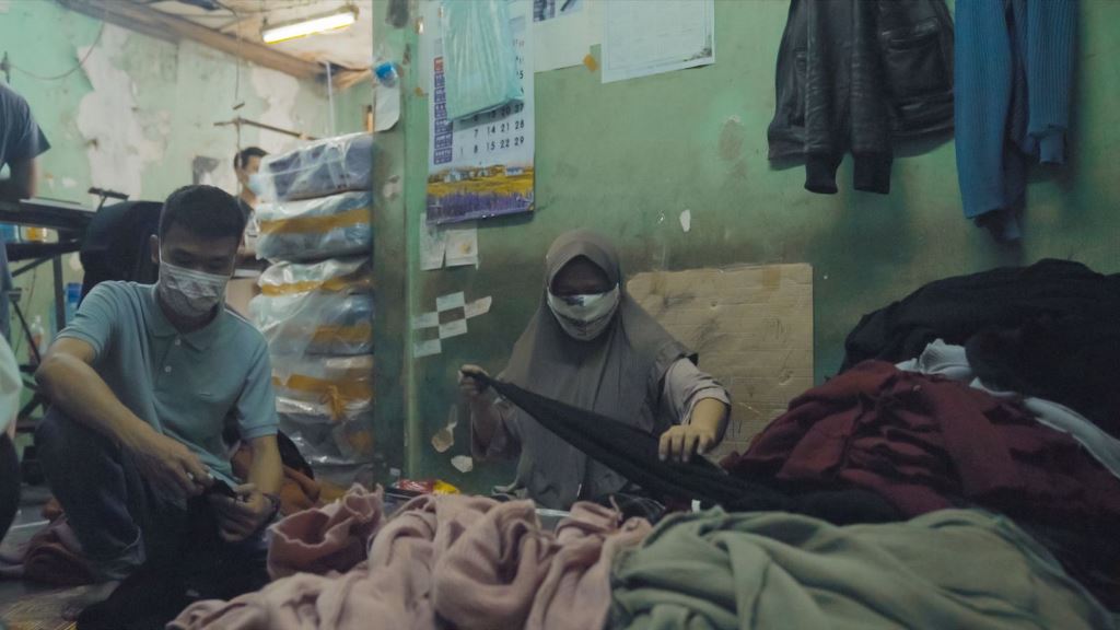 Wendi Paisal, pemilik toko online indahfashion26, yang memanfaatkan digitalisasi untuk mempertahankan bisnisnya. Foto: dok Shopee.