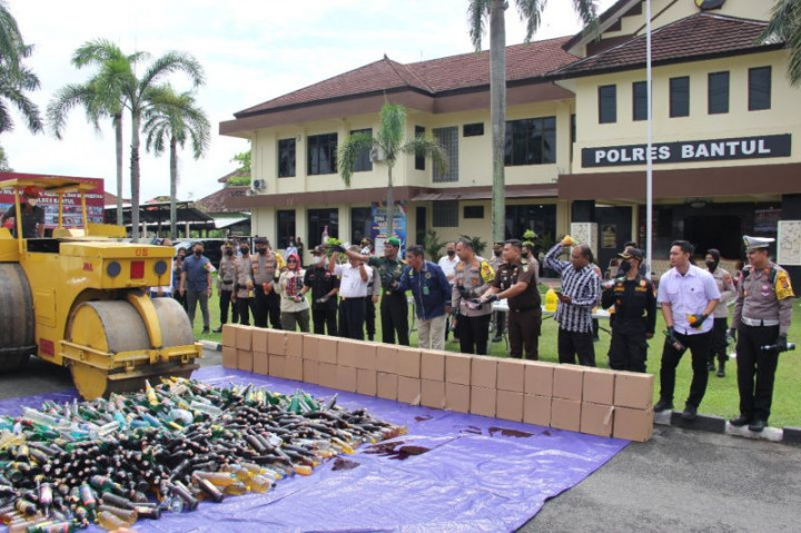Ribuan Botol Miras hingga Knalpot <i>Brong</i> Dimusnahkan di Polres Bantul DIY