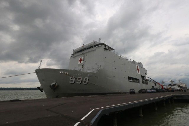 Bantu Salurkan Sembako, TNI Kerahkan Kapal Bantuan ke Pulau Bawean