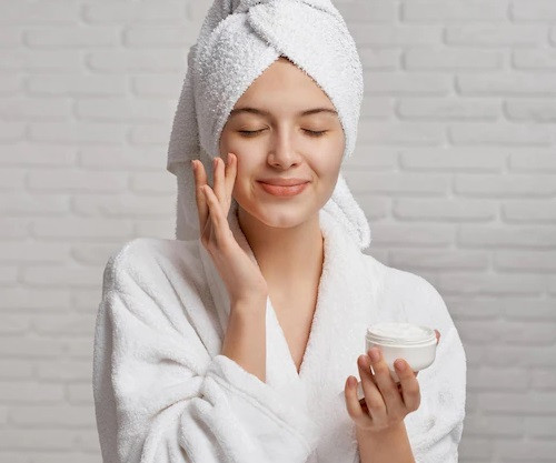 Cara Bikin Pelembap di Rumah untuk Perawatan Kulit Kala Musim Hujan
