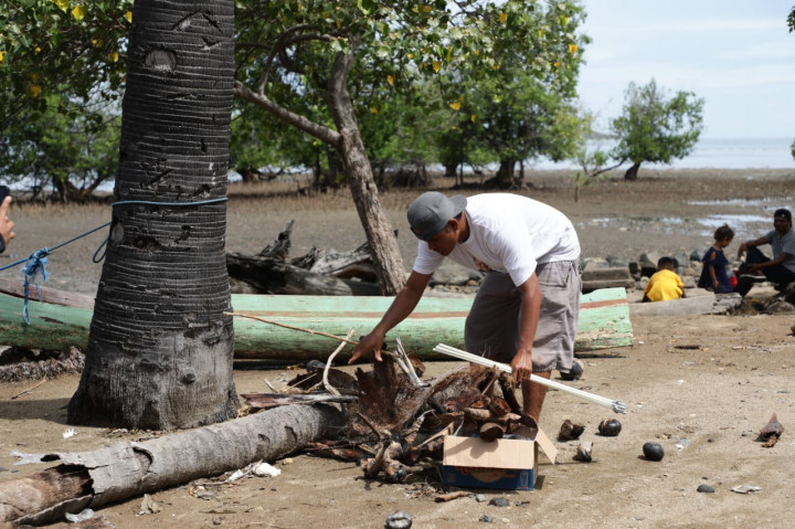 Komunitas Nelayan NTT Bersih-bersih Pantai di Desa Tado