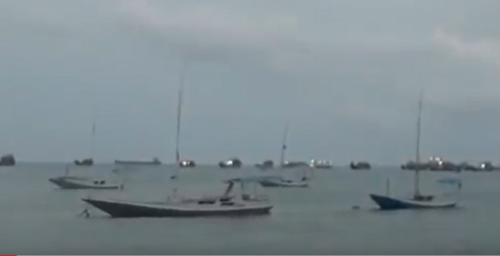 Cuaca Buruk, Puluhan Kapal Besar Menepi di Pulau Bawean
