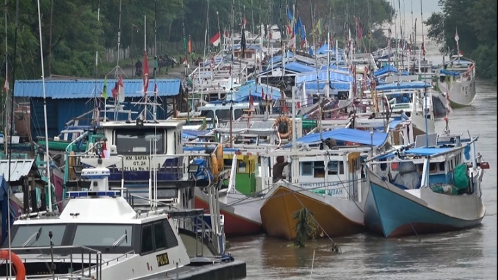 Tak Melaut karena Cuaca Buruk, Nelayan di Makassar Alih Profesi jadi Buruh Bangunan