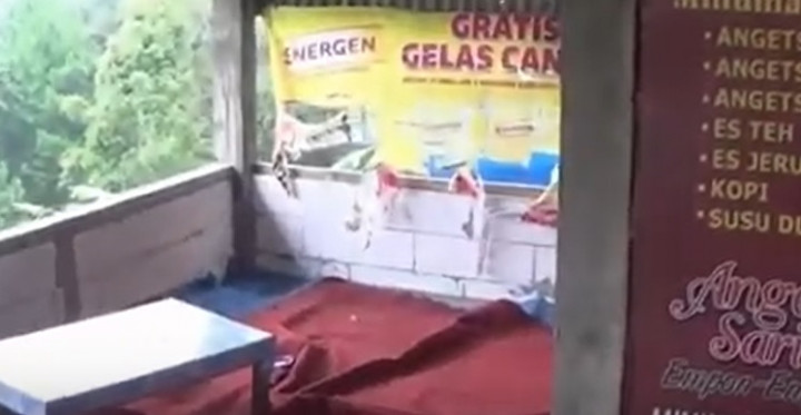 Viral, Sepasang Kekasih Nekat <i>Ngeseks</i> di Warung Pinggir Jalan