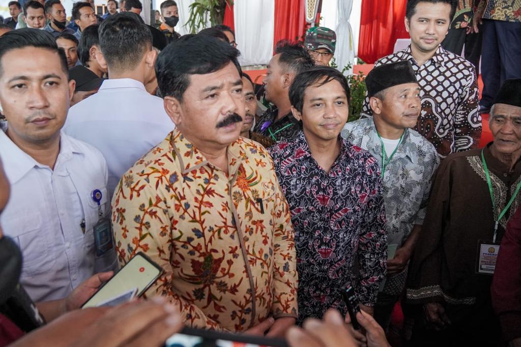 Menteri ATR/BPN Serahkan Sertifikat Redistribusi Tanah di Kabupaten Pasuruan