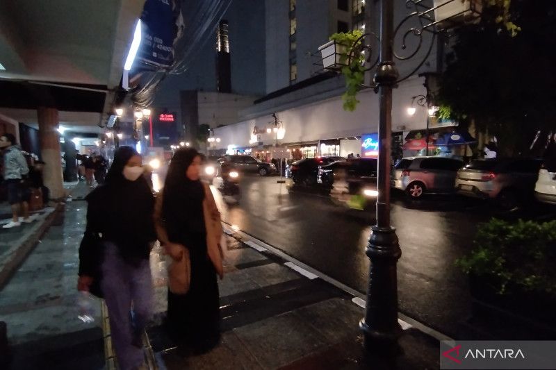 Warga berjalan saat cuaca hujan di Kota Bandung, Jawa Barat, Kamis (29/12/2022). (ANTARA/Bagus Ahmad Rizaldi)