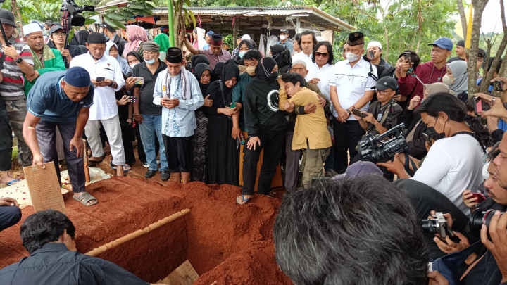 Kerabat Antarkan Almarhum Pak Ogah ke Peristirahatan Terakhir