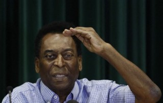 Pele melambaikan tangan kepada para fan. (AFP PHOTO/ MONEY SHARMA)