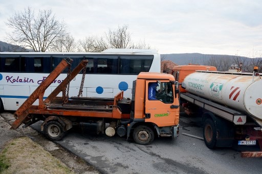 Truk-truk Serbia Akhiri Blokade dengan Kosovo