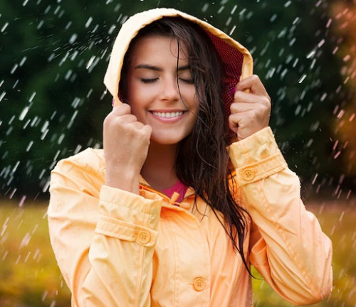 Jaket hoodie adalah salah satu pakaian yang wajib musim hujan. (Foto: Ilustrasi. Dok. Freepik.com)